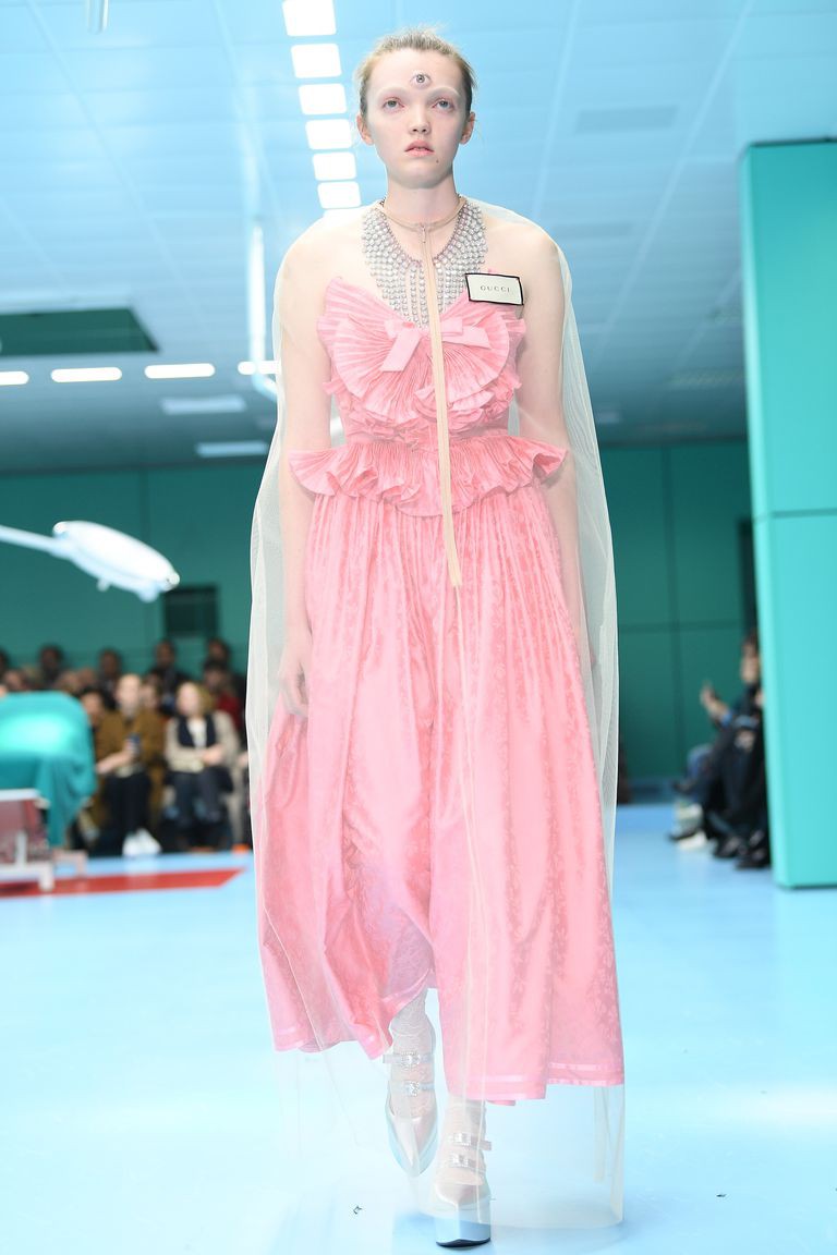 Show mới của Gucci dị quên lối về: Người mẫu ôm... thủ cấp để catwalk, kẻ lại vác nguyên con rồng